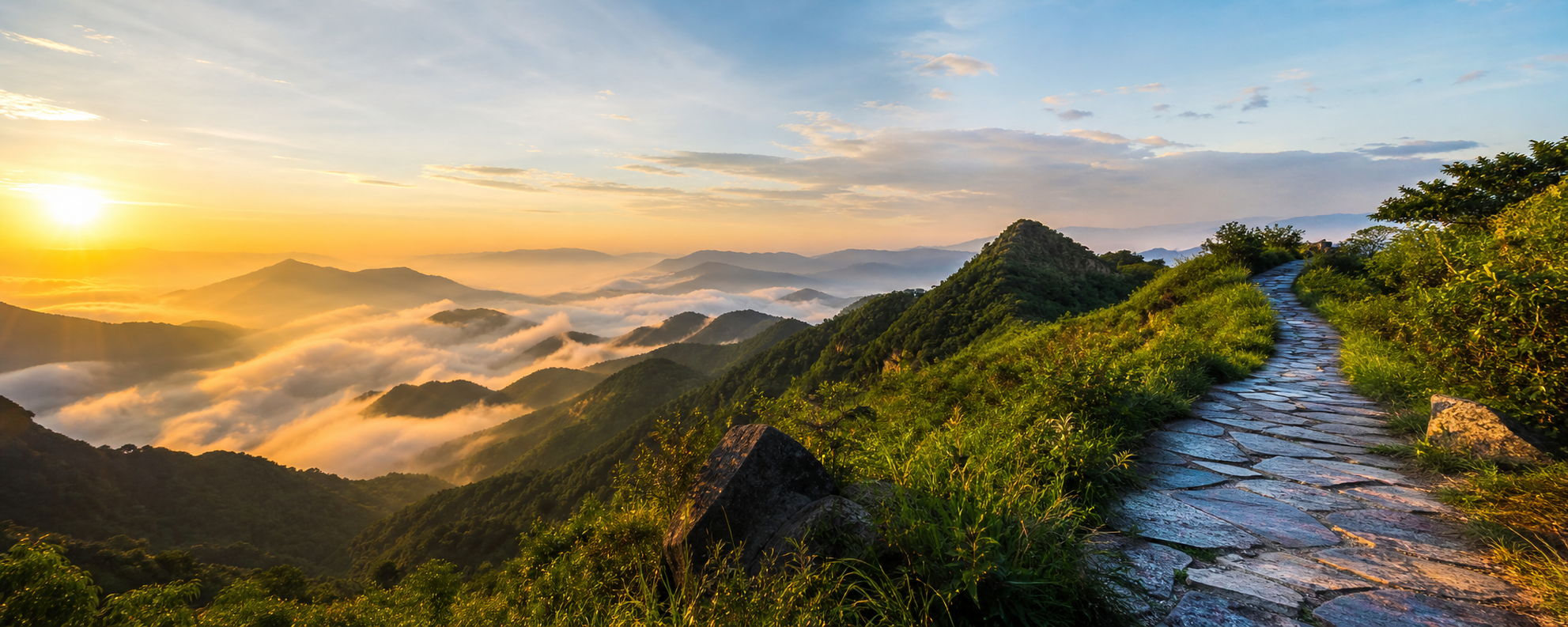 晨雾中的山路和远山